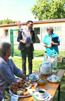 Holm Natschke mit Geschenk in Kita Spatzennest